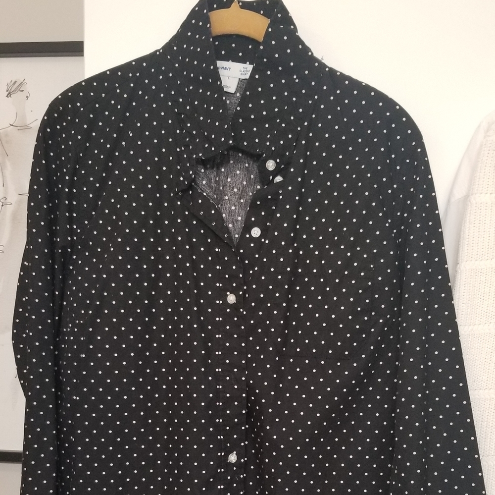 NWOT OLD NAVY BLACK AND WHITE  POLKA DOT BUTTON DOWN SHIRT SIZE LARGE